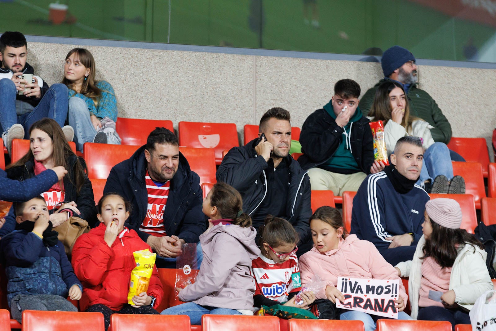 Encuéntrate en la grada de Los Cármenes en el Granada-Athletic