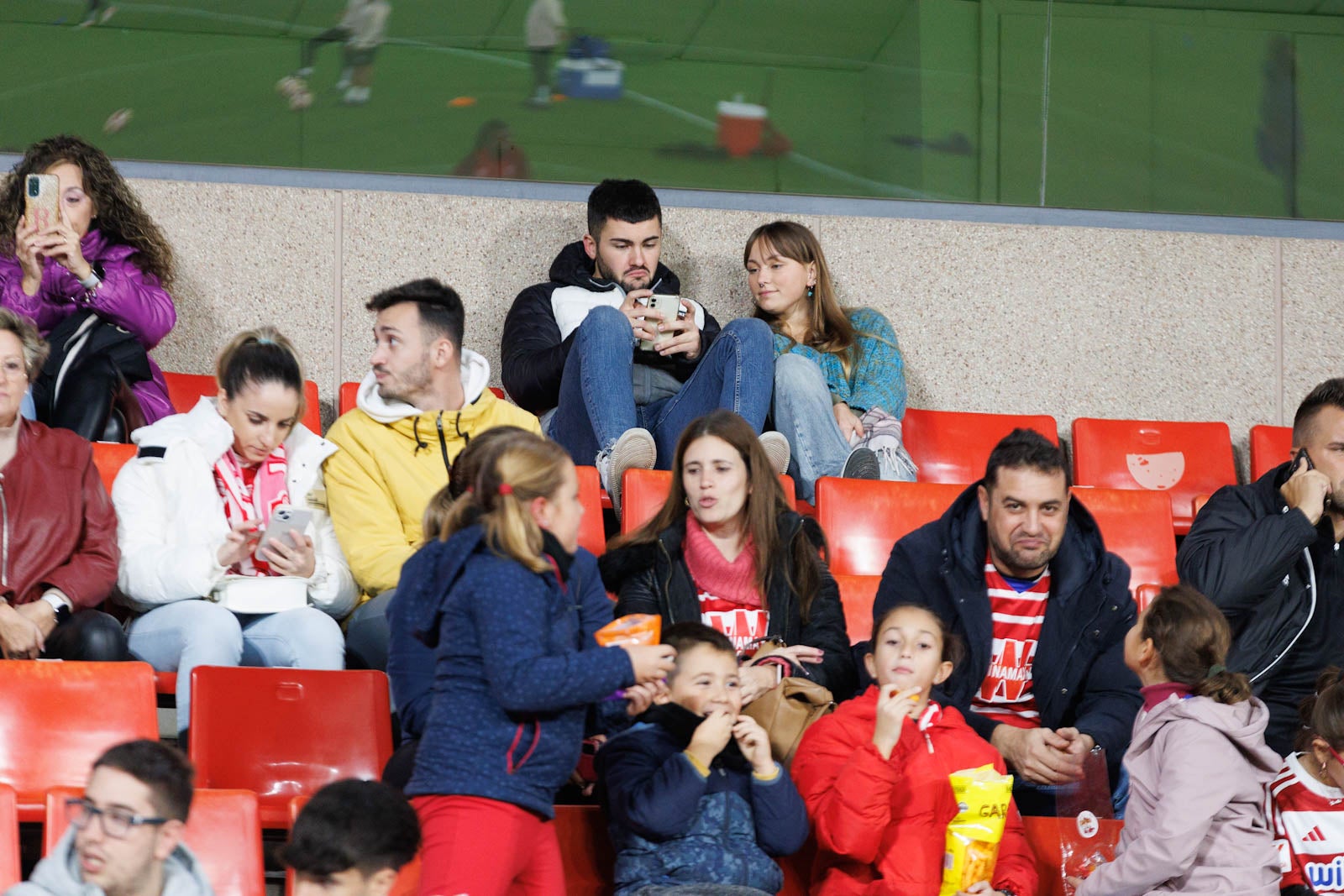 Encuéntrate en la grada de Los Cármenes en el Granada-Athletic
