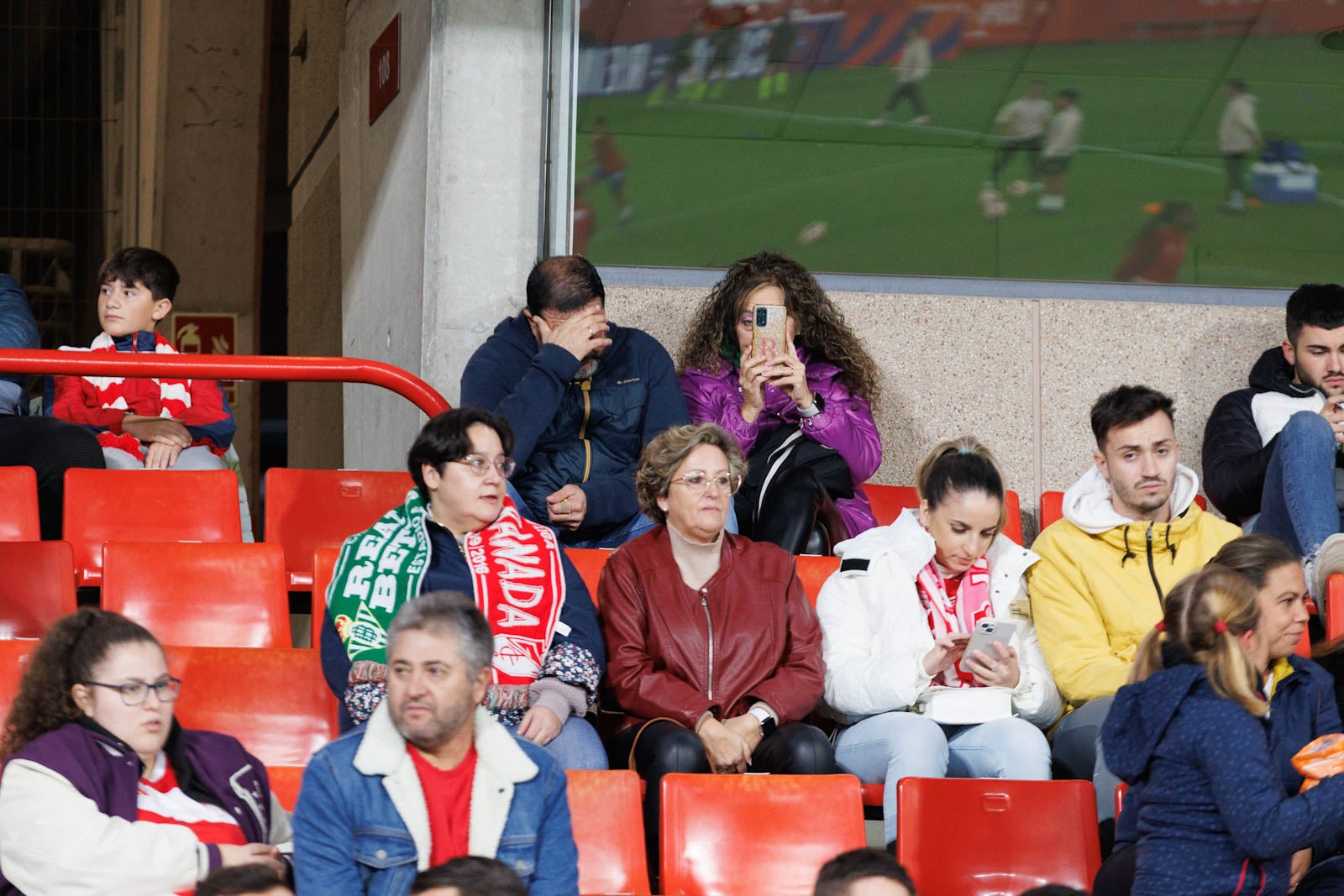 Encuéntrate en la grada de Los Cármenes en el Granada-Athletic