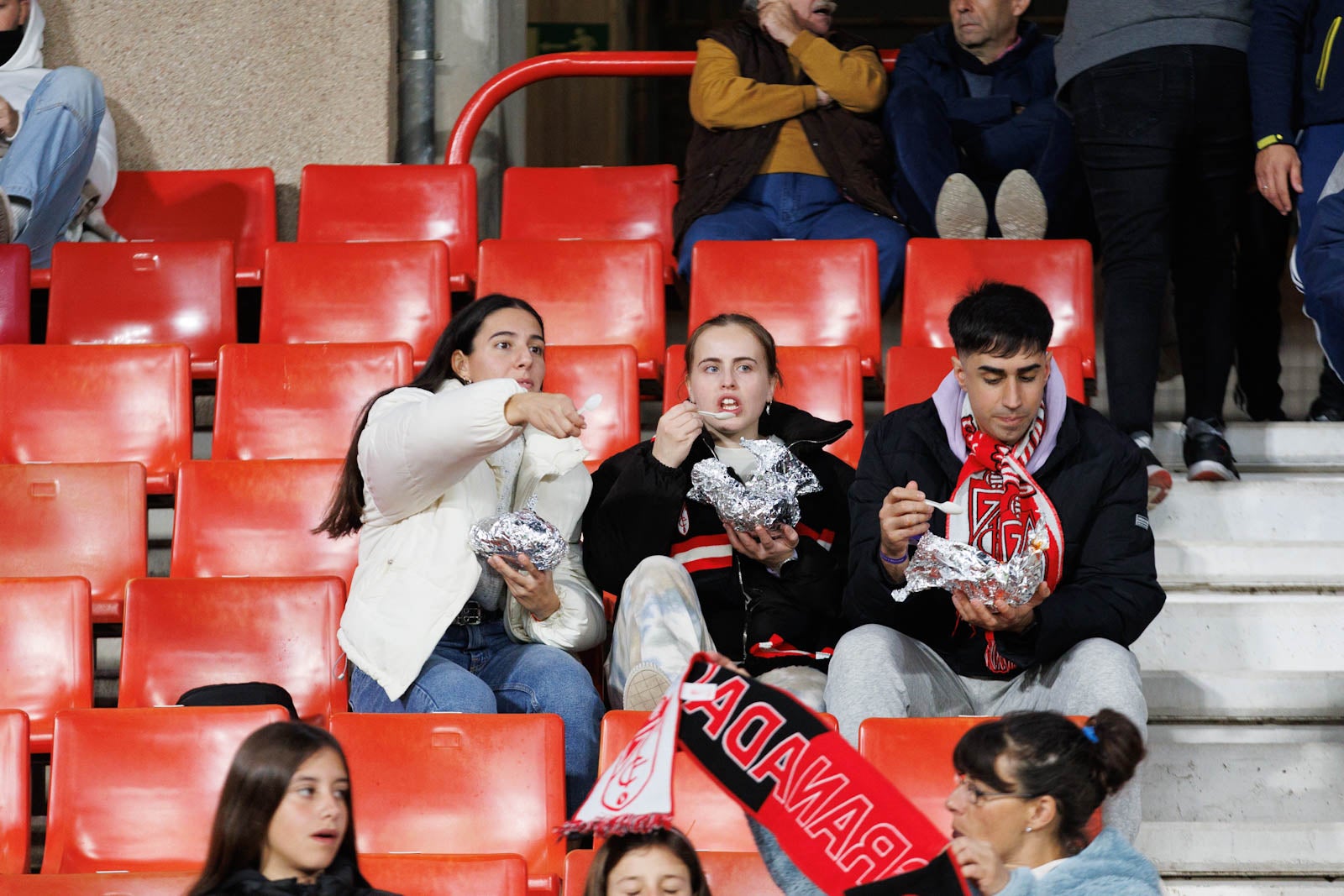 Encuéntrate en la grada de Los Cármenes en el Granada-Athletic
