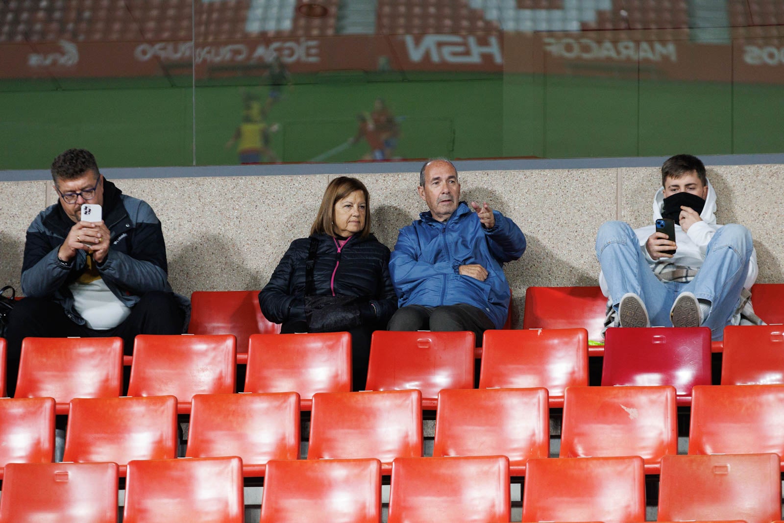 Encuéntrate en la grada de Los Cármenes en el Granada-Athletic