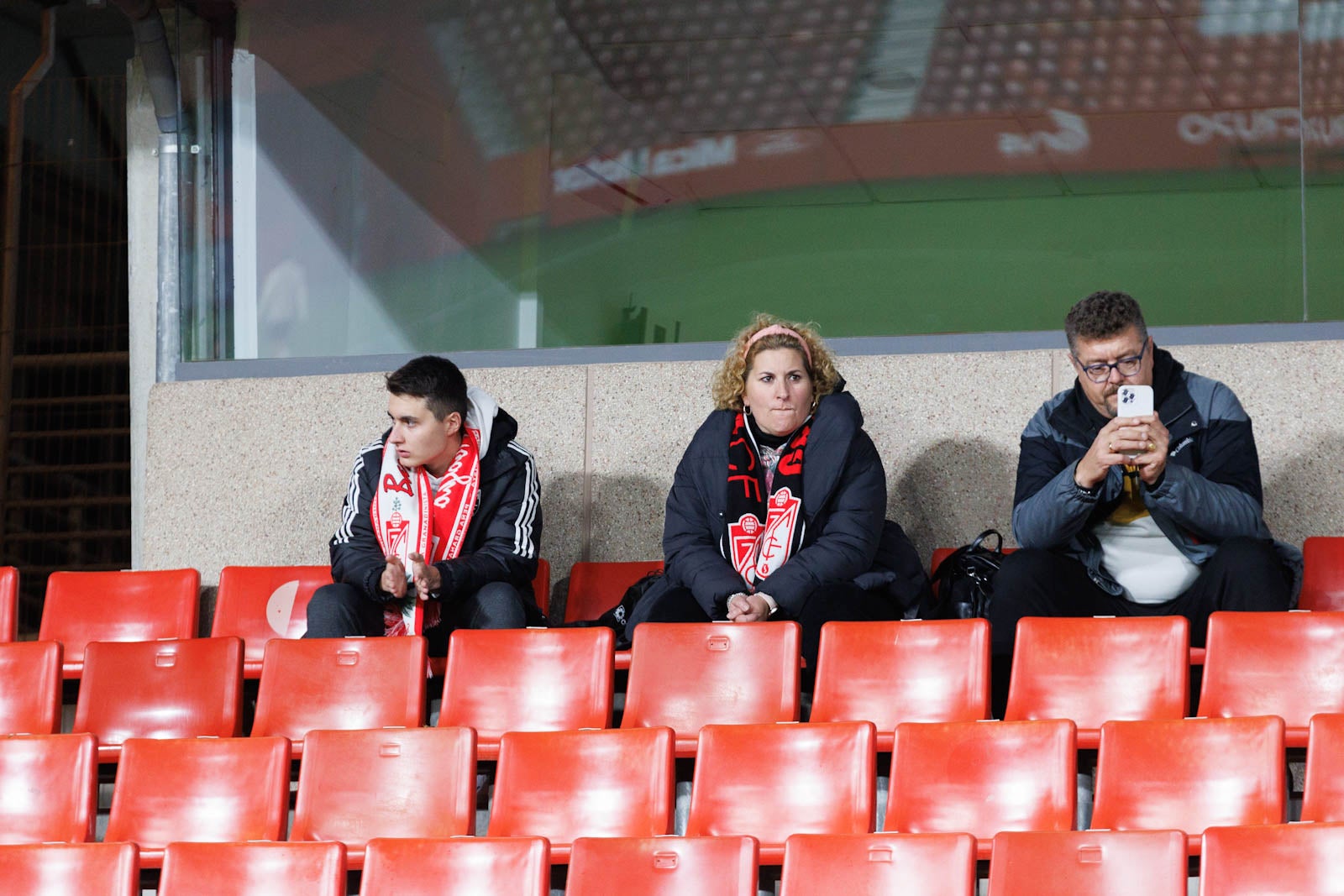 Encuéntrate en la grada de Los Cármenes en el Granada-Athletic