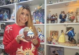 Estefanía López posa junto a parte de su colección Disney.