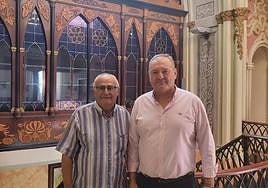 El alcalde junto al pregonero.