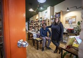 Daniel y Noa, en el interior de su librería cultural El Asterisco en Granada.