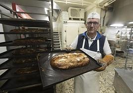 Antonio, nieto del 'Pasteles', saca del horno del obrador una remesa de nochebuenos.