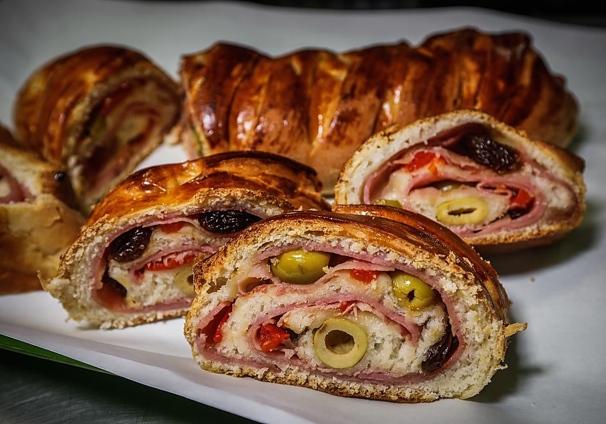 Imagen principal - Pan de jamón, pernil y hallaca, el menú venezolano de Navidad en Granada.