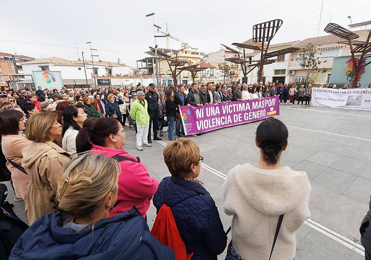 Minuto de silencio en la plaza de la Constitución de Armilla por su vecina.