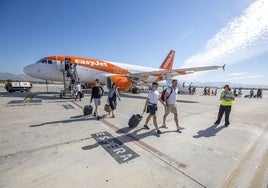 Pasajeros del vuelo con Manchester en el aeropuerto de Granada, en una imagen de archivo.