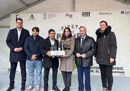 La representación jienense con la alcaldesa de Vitoria-Gasteiz, Maider Etxebarria.