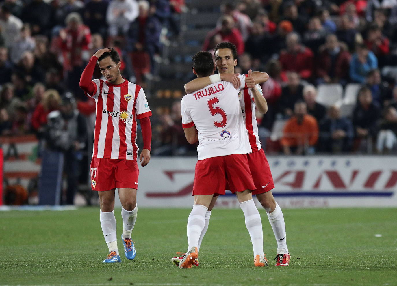 Trujillo abraza a Óscar Díaz, con Suso al lado, el día del 4-3.