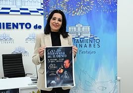La concejala de Cultura de Linares, Susana Ferrer, con el cartel de la gala.