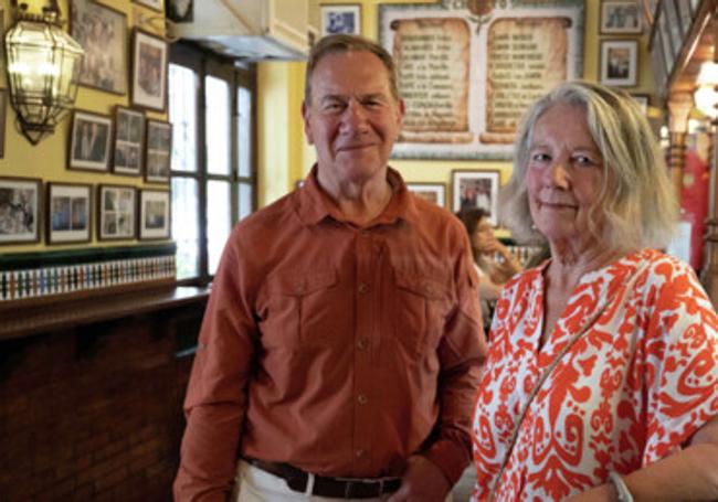 Michael Portillo y Fiona Dunlop en la barra del restaurante Chikito.