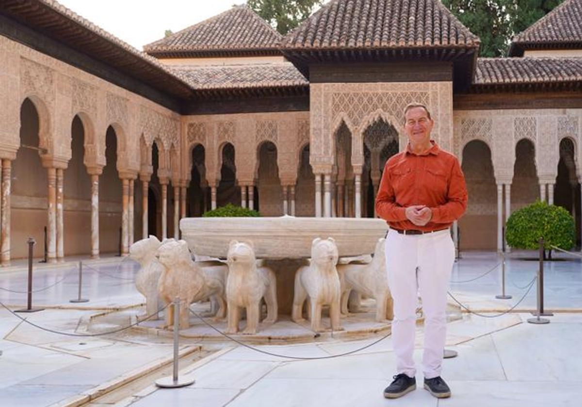 Michael Portillo, en el Patio de los Leones, en una imagen que es portada de la presentación de la serie en Channel 5 TV.