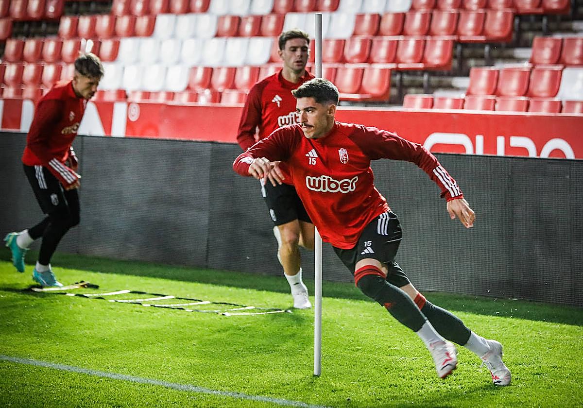 Neva inicia una arrancada en el entrenamiento con Boyé detrás.