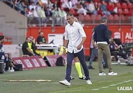 Gaizka Garitano no encuentra explicación a una jugada de la primera parte ante la Real Sociedad.