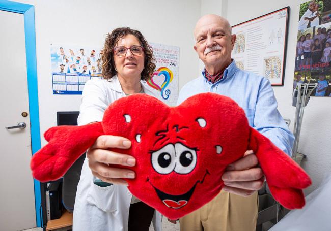 Rodríguez y Pérez sostienen un peluche en consulta.