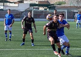 David León intenta controlar el esférico ante la atenta mirada de Adri Paz.