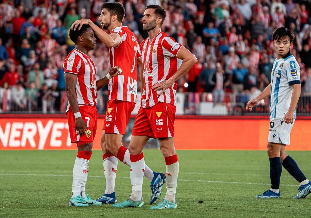 Lamento de Ramazani, consolado por Édgar, con Baptistao y la mirada perdida.