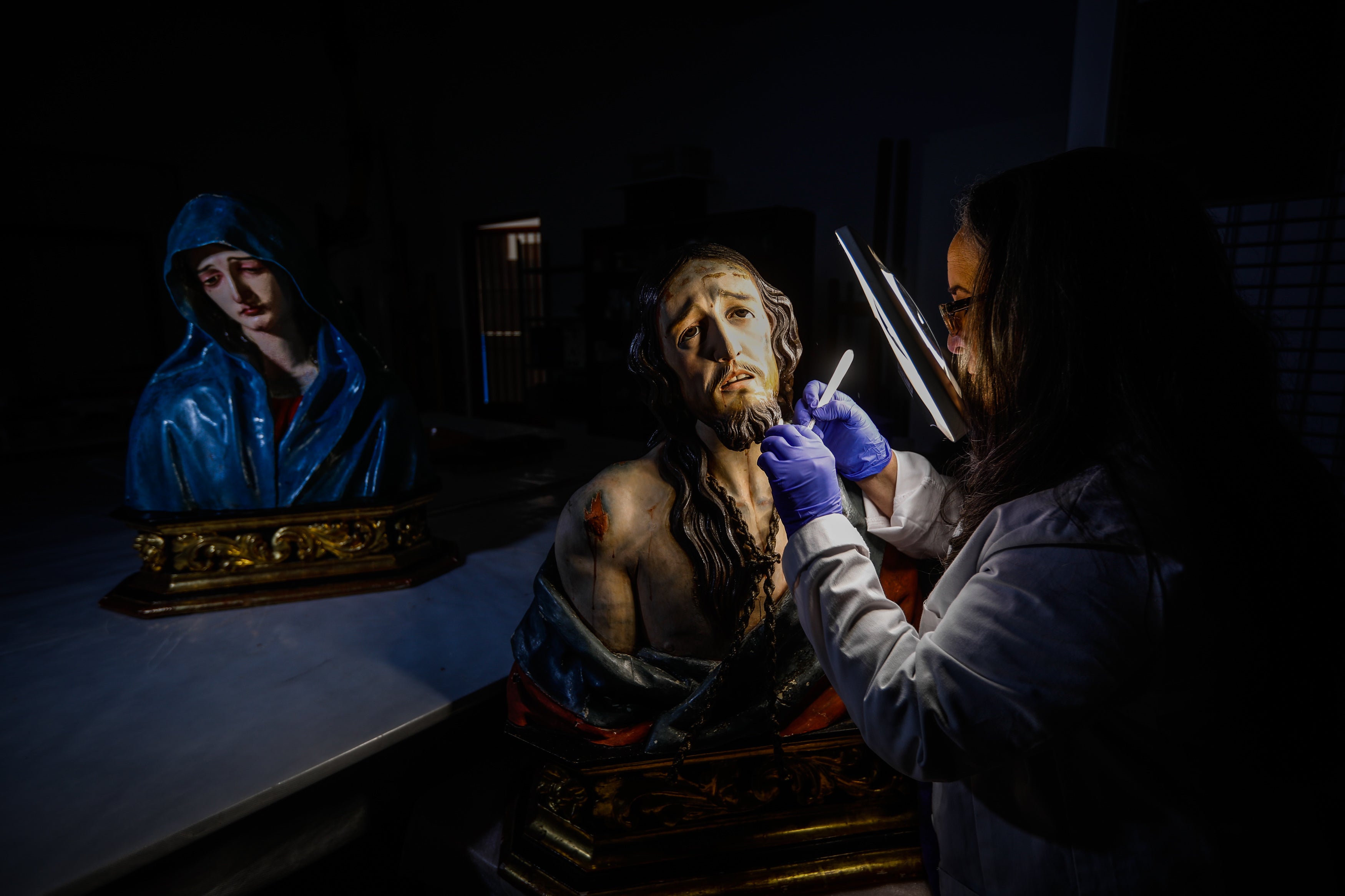 Carmen Juliá Toledano trabajando en la restauración del Ecce Homo de Diego de Mora; detrás la Dolorosa del mismo autor que fue intervenida a continuación.