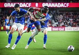 Diédhiou es agarrado por dos rivales.