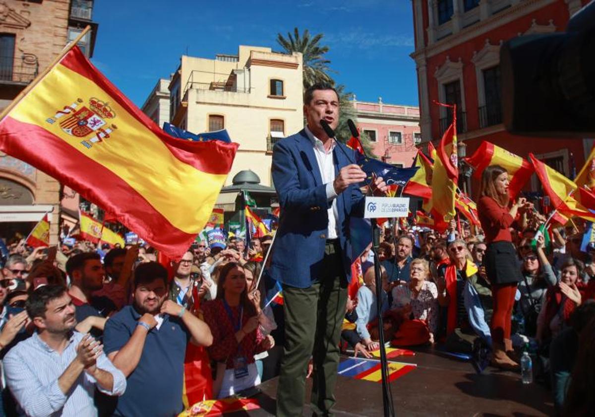 El presidente del PP andaluz y de la Junta, Juanma Moreno, durante su intervención ante miles de personas convocadas por el PP, que se han concentrado en Sevilla en contra de la amnistía.