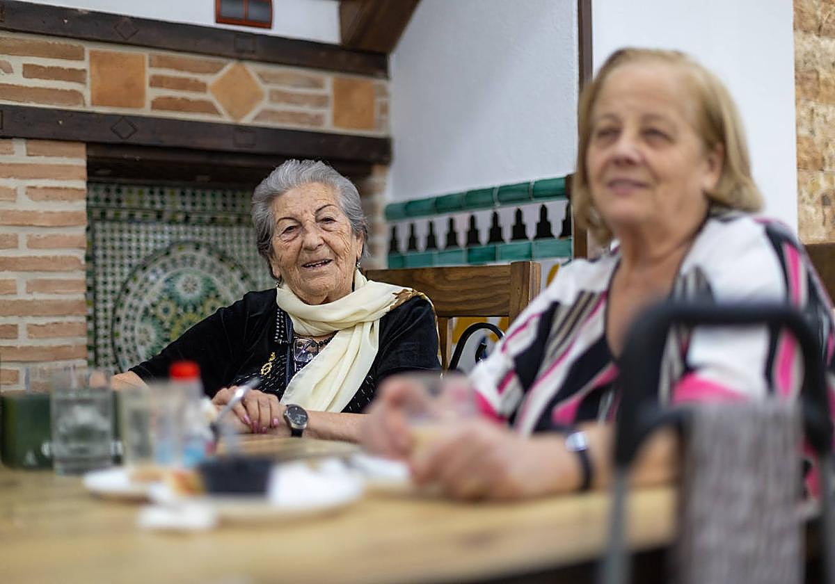 Maruja, de 94 años, tomando un café en el Bar Aixa.