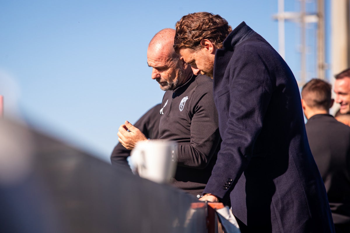 Las imágenes del entrenamiento del Granada con la presidenta por sorpresa