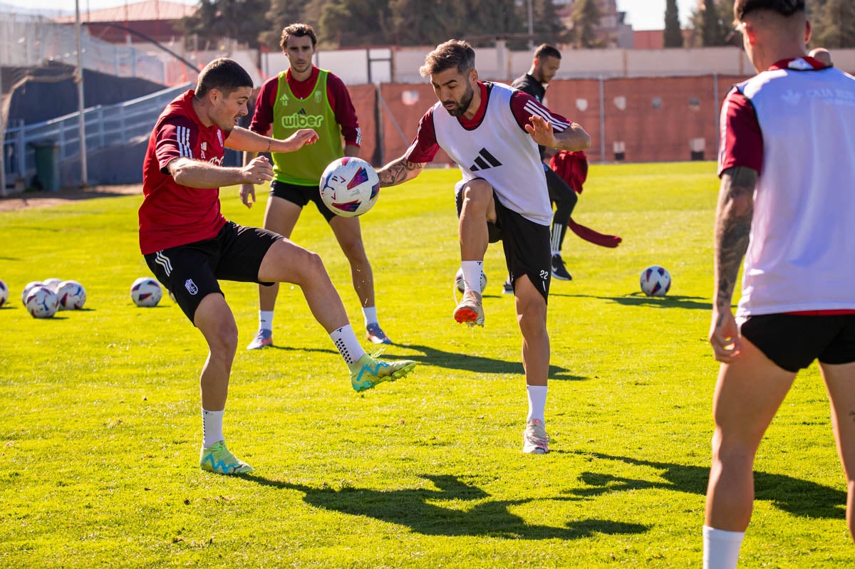 Las imágenes del entrenamiento del Granada con la presidenta por sorpresa