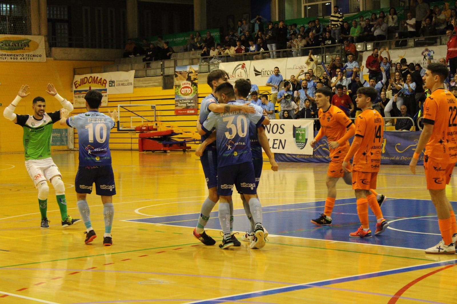 Los celestes celebran un tanto en su victoria frente al Burela.