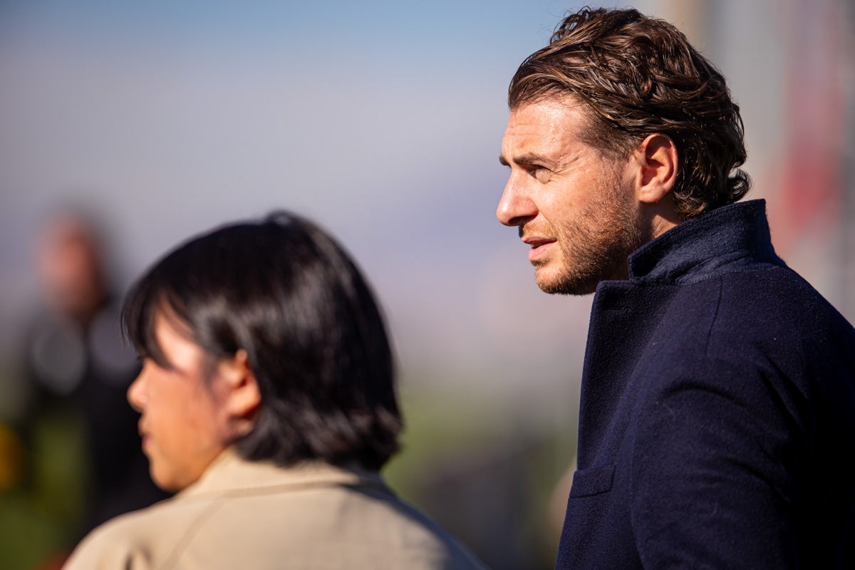 Las imágenes del entrenamiento del Granada con la presidenta por sorpresa