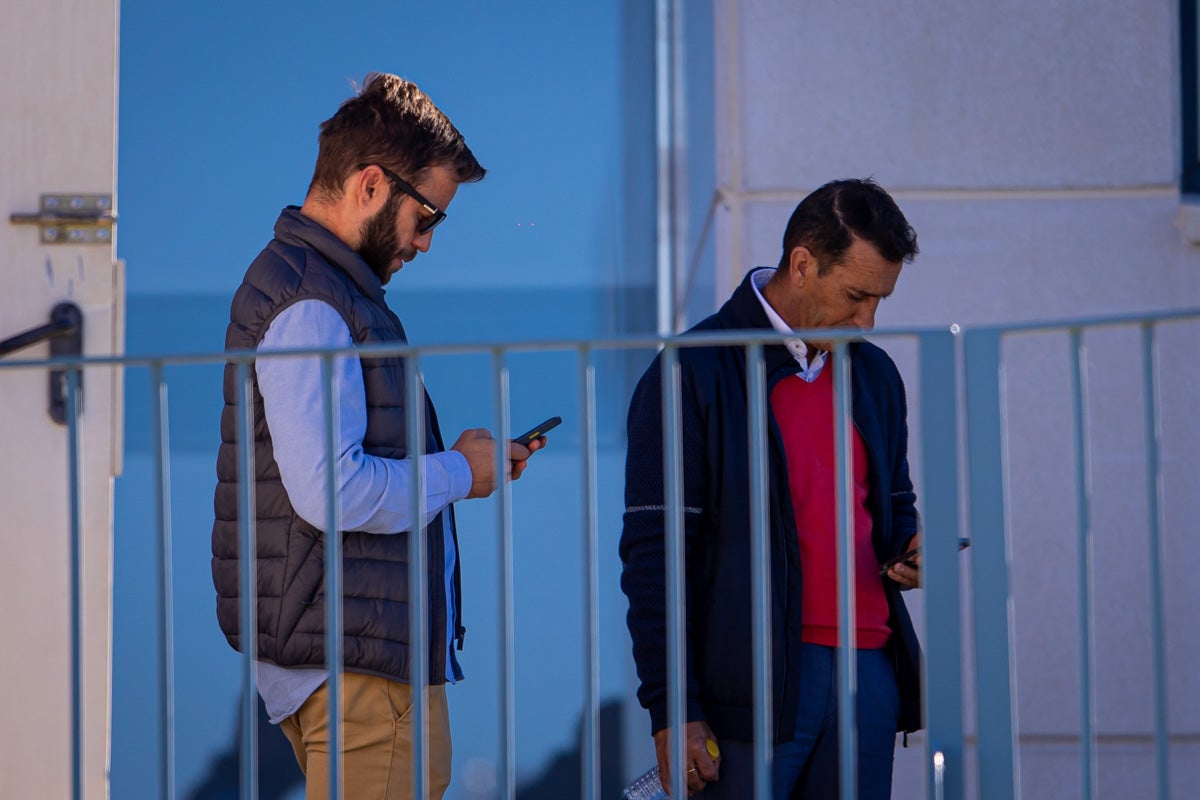 Las imágenes del entrenamiento del Granada con la presidenta por sorpresa