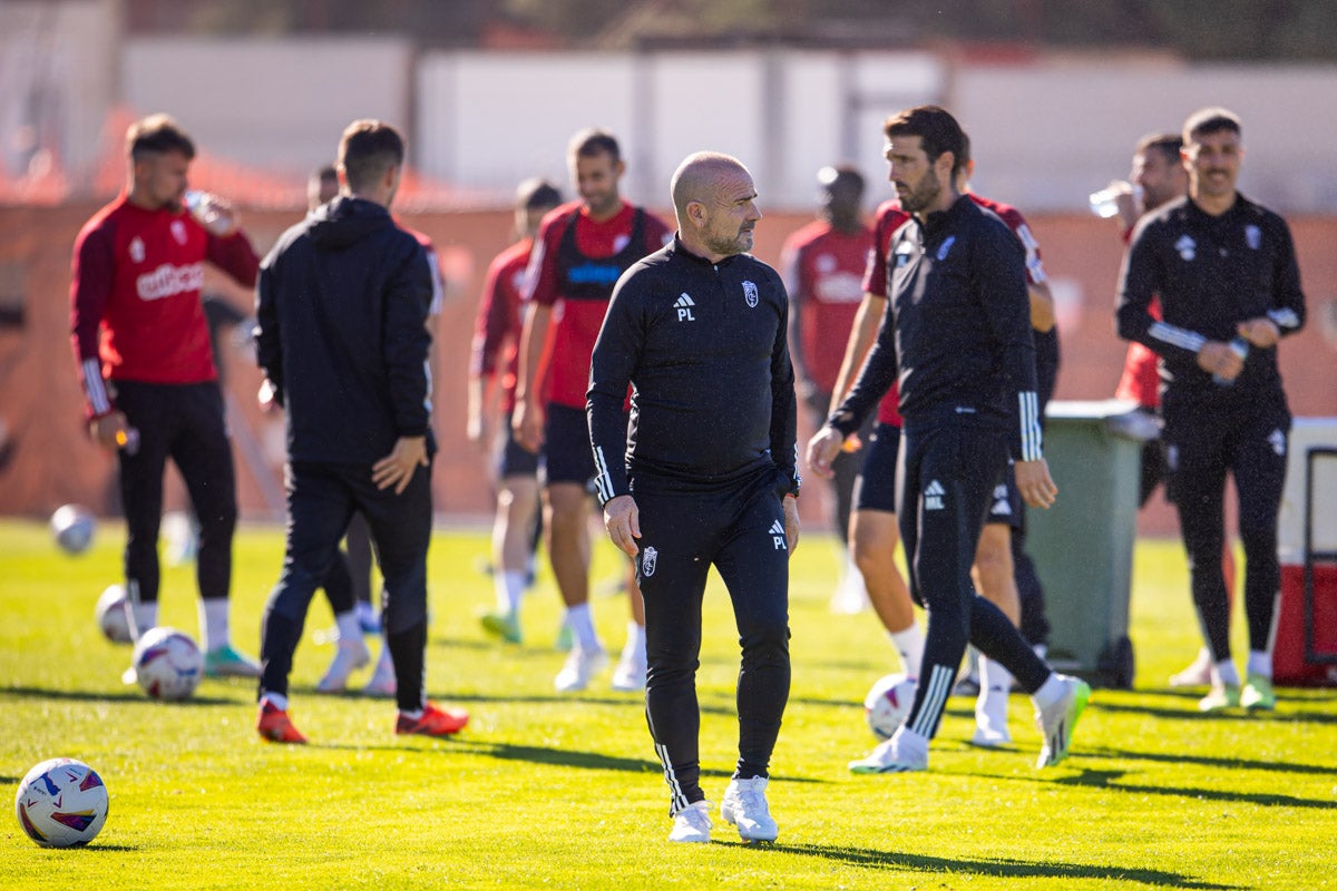 Las imágenes del entrenamiento del Granada con la presidenta por sorpresa