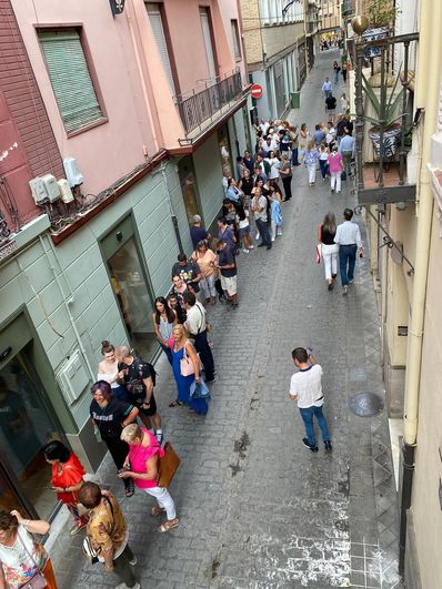 Colas para entrar en el bar Ávila de la calle Verónica de la Virgen