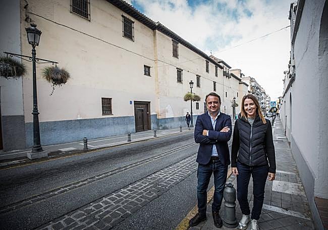Martín-Ferrer y Sanz, en la fachada del convento de las Vistillas, en la calle Molinos.