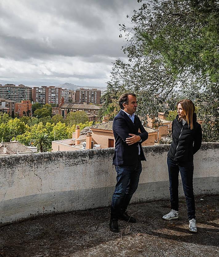 Imagen secundaria 2 - El Rey entrega el premio de arquitectura Macael 2022 a Martín-Ferrer; imagen del templo de Alhaurín el Grande; y la directora y arquitecto en el jardín de las Vistillas. 