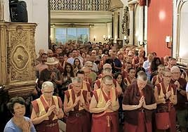 Los budistas de la Nueva Tradición Kadampa, en el interior de lo que era la iglesia del Convento de las Vistillas.