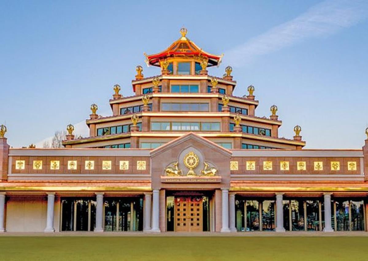 Imagen secundaria 1 - El Rey entrega el premio de arquitectura Macael 2022 a Martín-Ferrer; imagen del templo de Alhaurín el Grande; y la directora y arquitecto en el jardín de las Vistillas. 