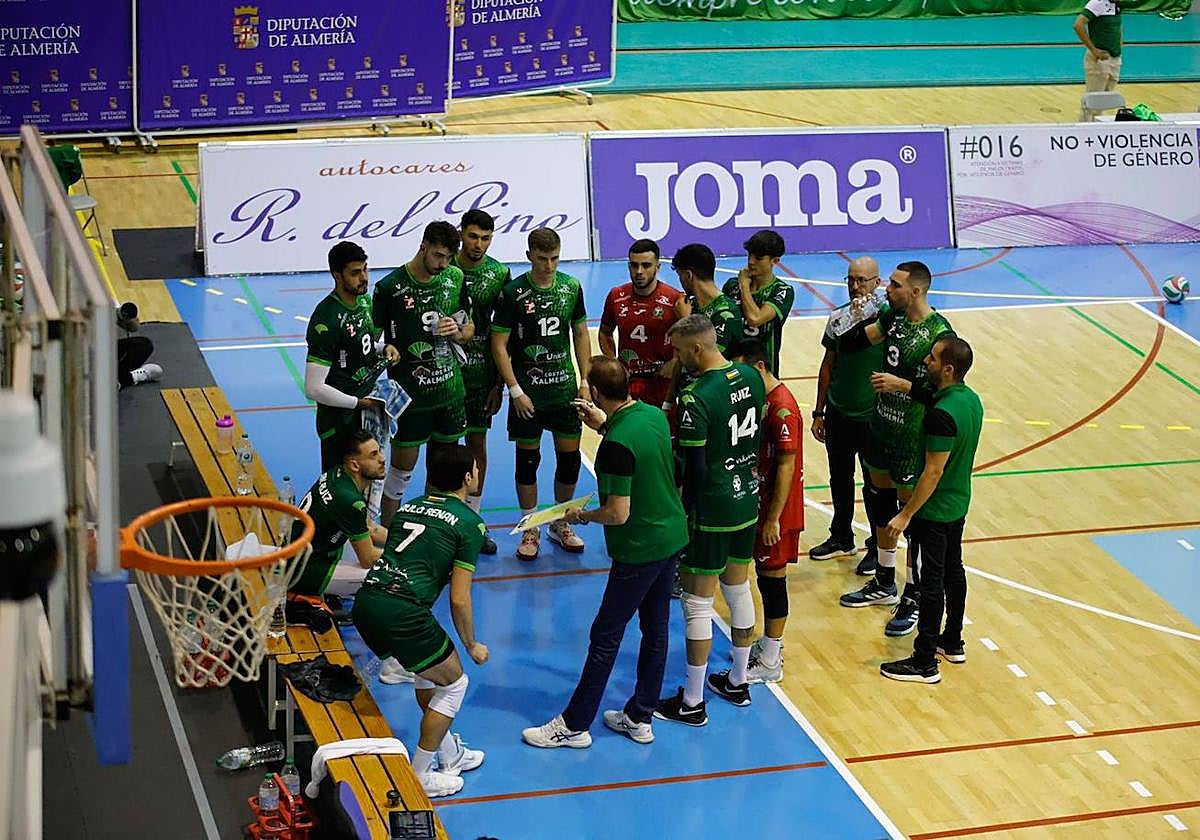 Carlos Carreño dialoga con sus jugadores en un tiempo muerto.