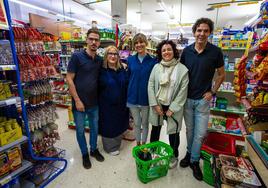 Los hijos, Javi e Irene, junto a los trabajadores Roberto y Manuela y Conchi, una clienta