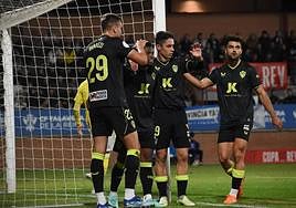 Los rojiblancos celebran el primer gol en Talavera de la Reina.
