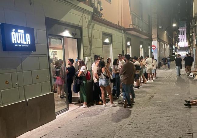 Ambiente de noche para encontrar una mesa en el bar granadino