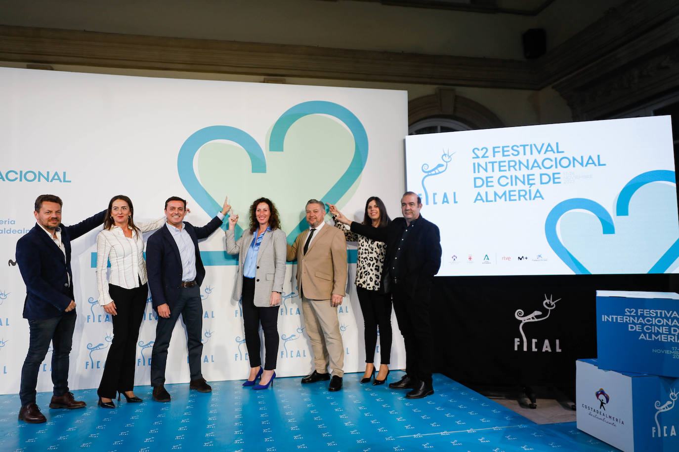 Todos los protagonistas del acto de presentación posan junto al logo oficial de FICAL 2023.