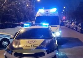 Ambulancia y coche de la Policía en una imagen de archivo