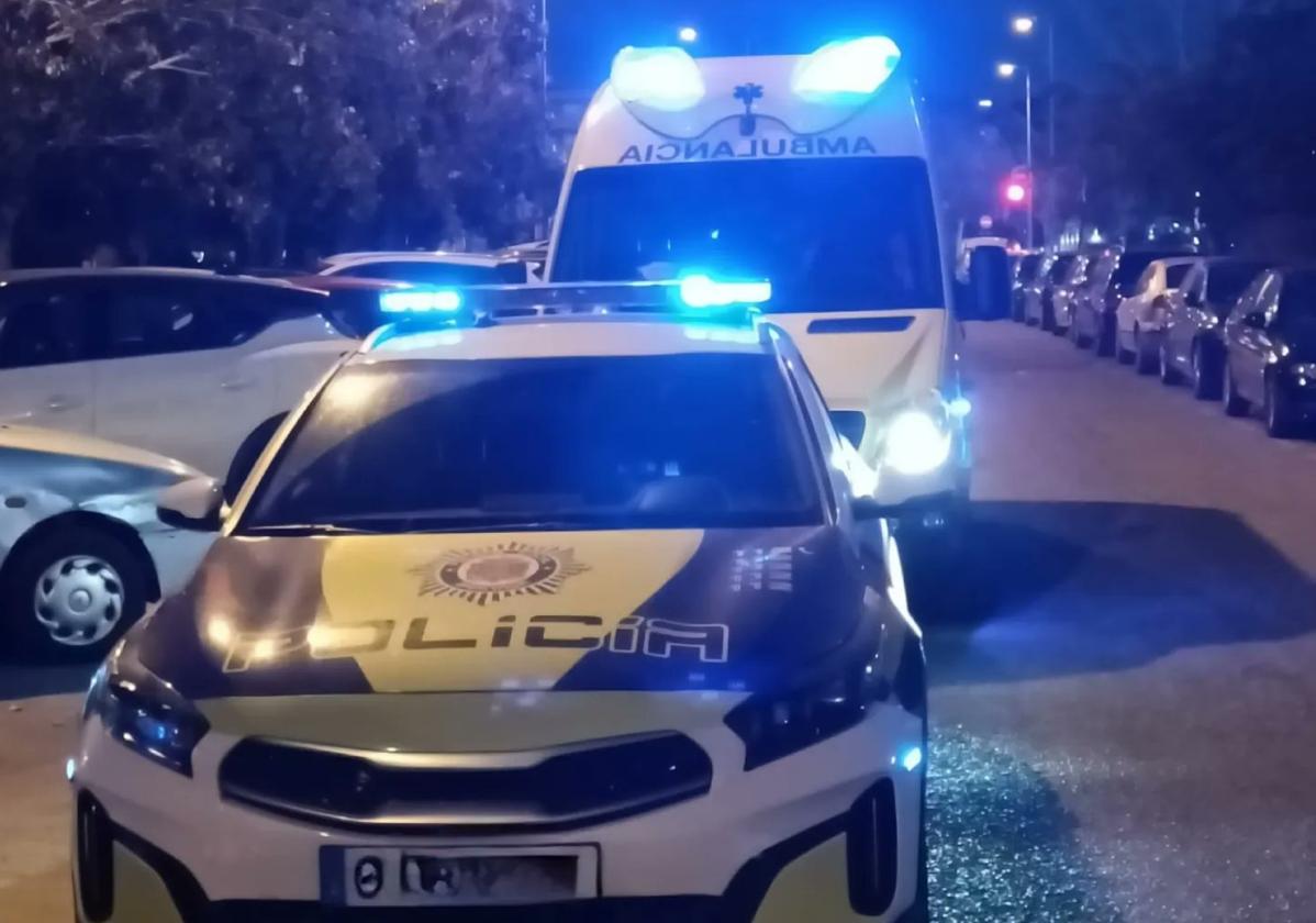 Ambulancia y coche de la Policía en una imagen de archivo