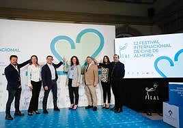 Todos los protagonistas del acto de presentación posan junto al logo oficial de FICAL 2023.