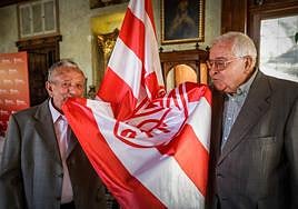 Antonio Calvo Bravo y Miguel Gallardo Fernández besan la bandera del Granada.