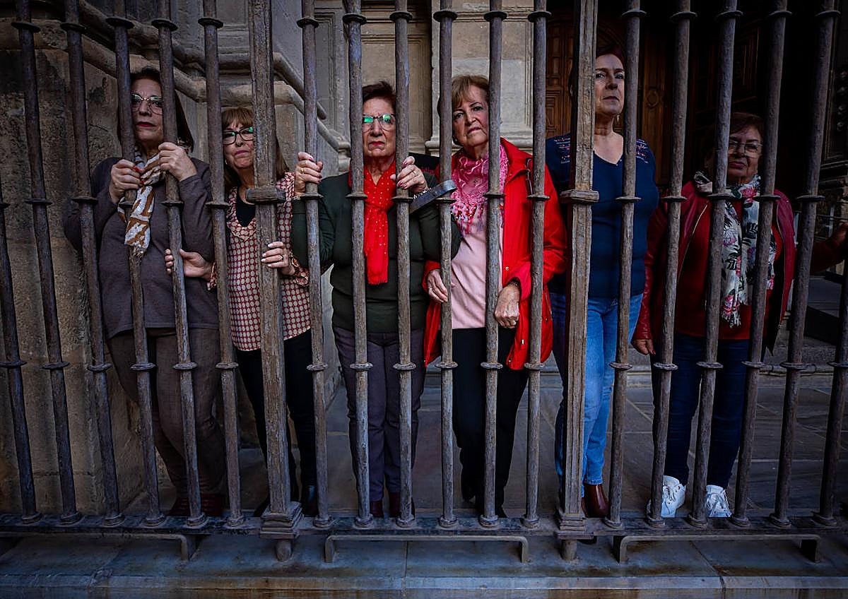 Imagen secundaria 1 - Las antiguas trabajadoras reunidas por IDEAL para rememorar los 41 años del encierro de 1982.