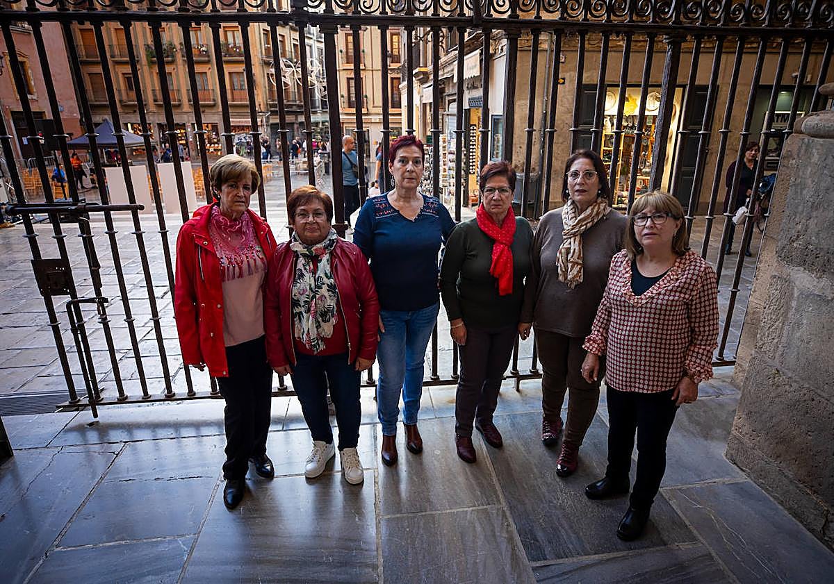 Imagen principal - Las antiguas trabajadoras reunidas por IDEAL para rememorar los 41 años del encierro de 1982.