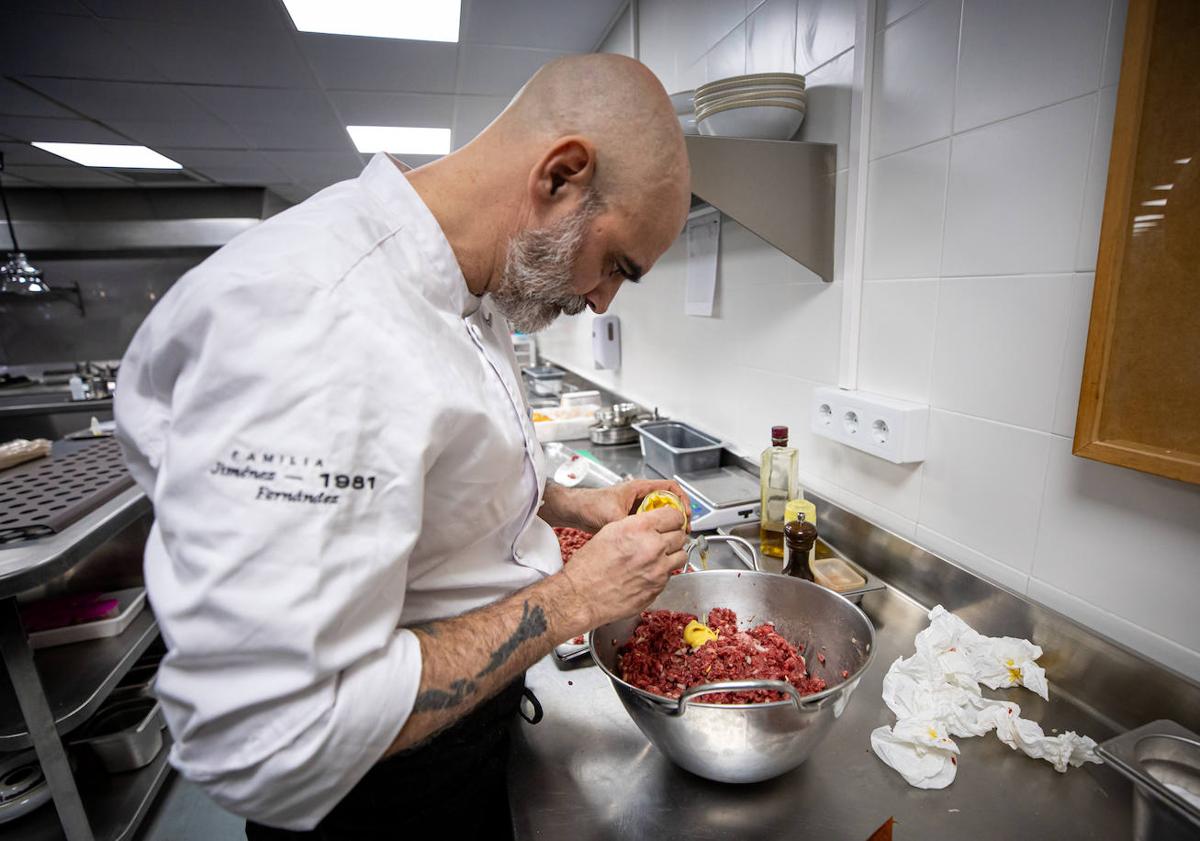 Imagen principal - Las recetas de buey pajuno de los tres chefs, Sancho Origina, La Cantina de Diego y El Claustro.